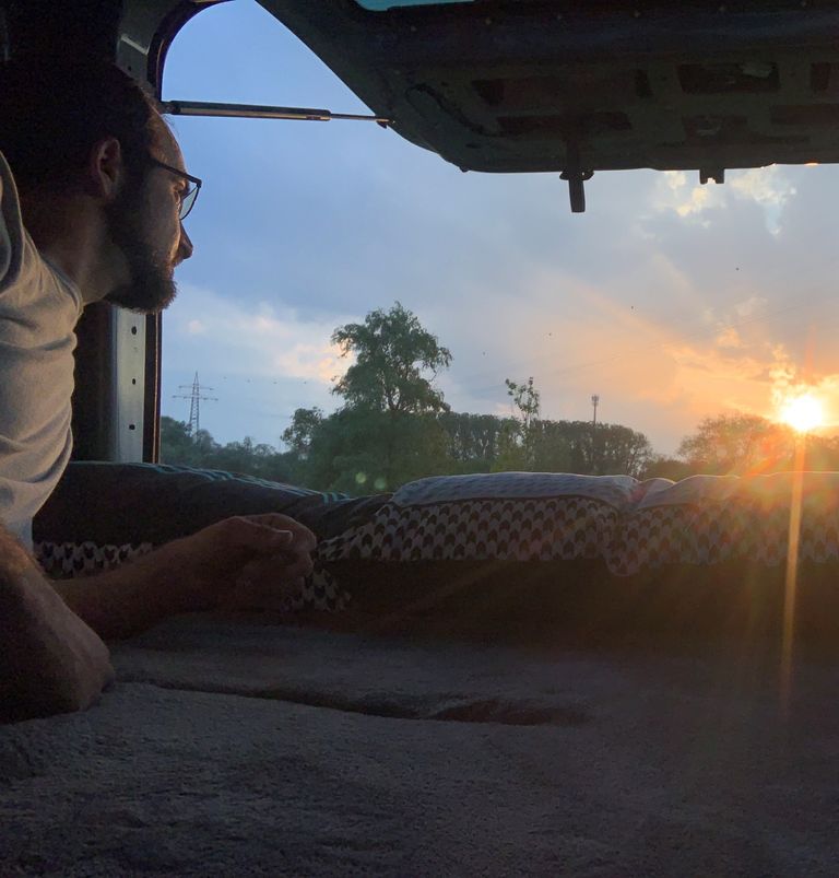 Markus Fittigauer bestaunt Sonnenuntergang aus dem Camper