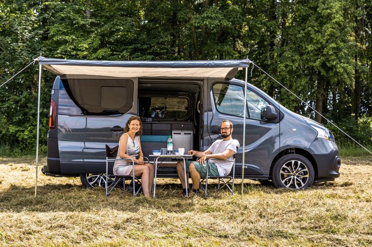 MaFi Camper mit aufgebautem Sonnensegel